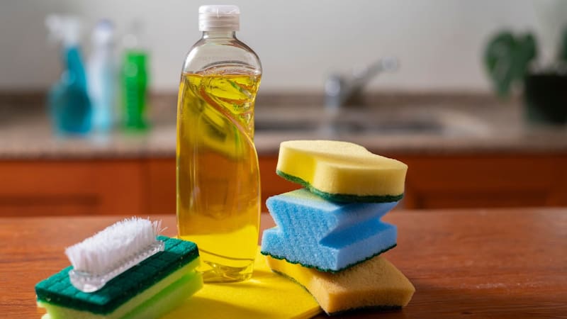El detergente líquido para platos es un excelente desengrasante casero que ayuda a cortar la grasa pegajosa y la suciedad acumulada en los pisos de la cocina sin dañar la superficie.