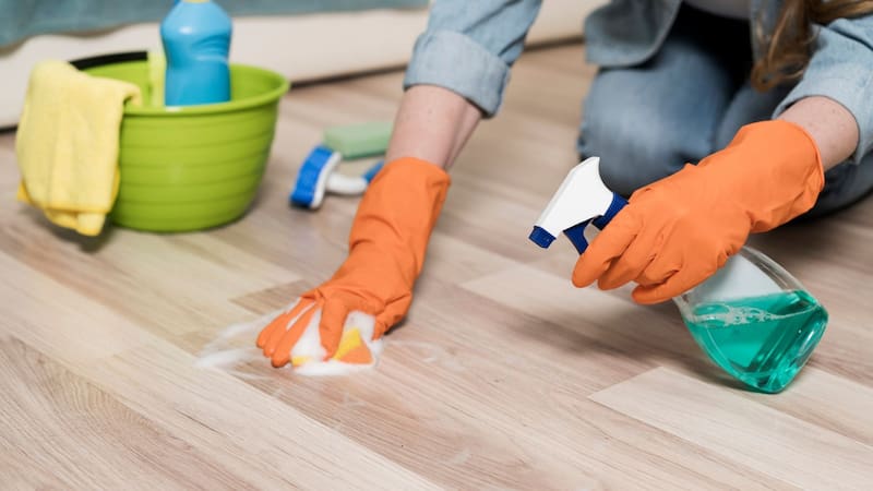 Aplicar una solución limpiadora directamente sobre las manchas difíciles con un rociador facilita eliminar los residuos de grasa focalizados antes de pasar el trapo o mopa general.
