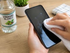 Limpiar la pantalla del móvil con vinagre: para qué sirve y por qué cada vez más personas lo hacen