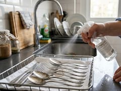 Limpiar los cubiertos de la cocina con vinagre blanco: por qué lo recomiendan y para qué sirve