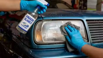 Cómo limpiar los faros del auto con vinagre: el truco casero que recomiendan los expertos