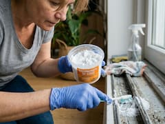 Poner bicarbonato en los rieles de las ventanas: para qué sirve y por qué lo recomiendan los expertos en limpieza