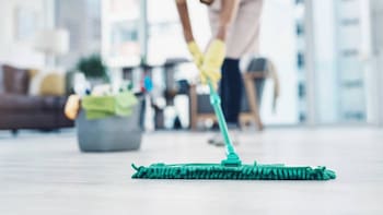 No es bicarbonato ni vinagre | El mejor ingrediente casero para limpiar los pisos del hogar y dejarlos relucientes sin químicos