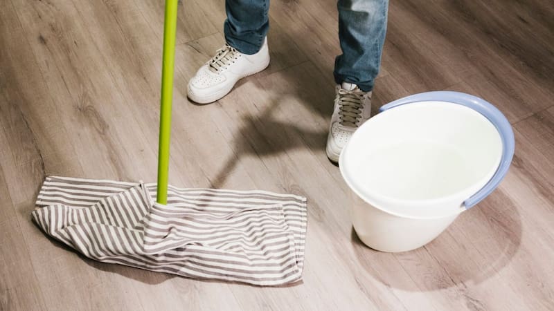 Esta mezcla se presenta en el folleto como una “Fórmula básica para limpiar pisos” y puede utilizarse en distintos tipos de superficies, excepto en aquellas en las que no se recomiende el uso de detergentes.