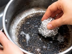 Ni esponja ni virulana: el truco con papel aluminio para limpiar las ollas quemadas