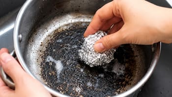 Ni esponja ni virulana: el truco con papel aluminio para limpiar las ollas quemadas