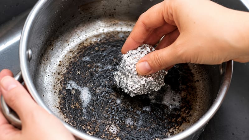 Limpiar una olla con papel aluminio.