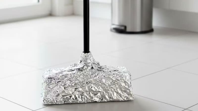 Es tendencia | Para qué sirve poner papel aluminio en la escoba y por qué todos lo recomiendan