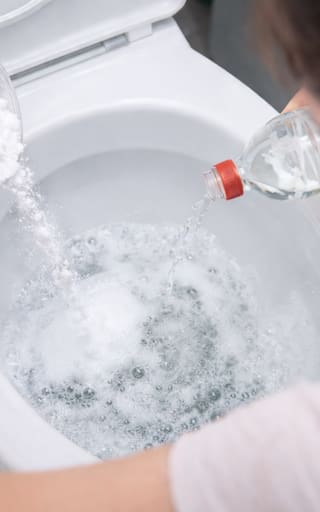 Mezclar vinagre y bicarbonato: así lo usan las amas de casa para limpiar lo más molesto de los hogares