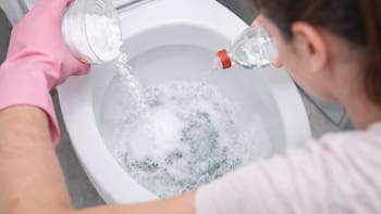 Mezclar vinagre y bicarbonato: así lo usan las amas de casa para limpiar lo más molesto de los hogares