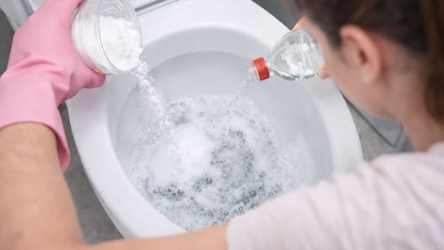 Mezclar vinagre y bicarbonato: así lo usan las amas de casa para limpiar lo más molesto de los hogares
