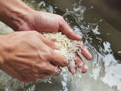 Lavar el arroz antes de cocinarlo: para qué sirve y por qué todos lo hacen