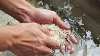 Lavar el arroz antes de cocinarlo: para qué sirve y por qué todos lo hacen