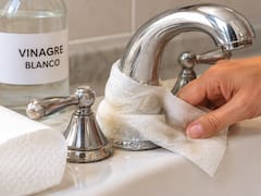 Colocar papel de cocina con vinagre en las canillas: para qué sirve y por qué recomiendan hacerlo