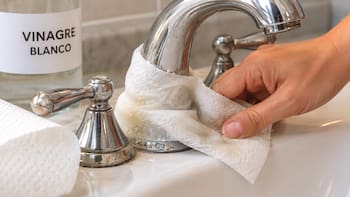 Colocar papel de cocina con vinagre en las canillas: para qué sirve y por qué recomiendan hacerlo
