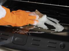 Mezclar pasta de bicarbonato, sal y agua: para qué sirve y cómo aplicarlo para la limpieza del horno