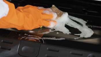Mezclar pasta de bicarbonato, sal y agua: para qué sirve y cómo aplicarlo para la limpieza del horno