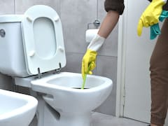 Poner vinagre con bicarbonato en el baño: para qué sirve y por qué recomiendan hacerlo