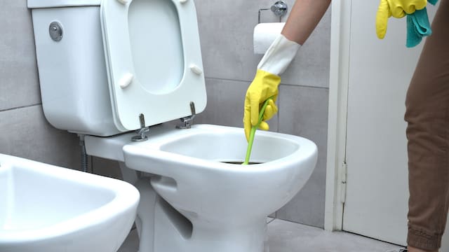 Poner vinagre con bicarbonato en el baño: para qué sirve y por qué recomiendan hacerlo