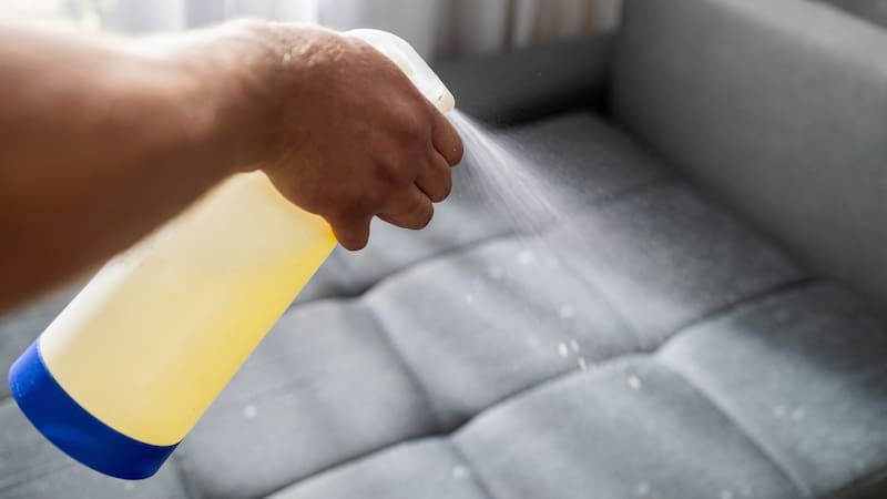 El spray se aplica directamente sobre tejidos como sofás, cortinas y alfombras.