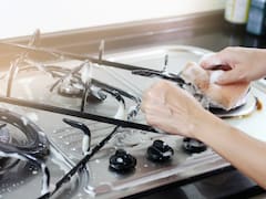 Ni vinagre ni bicarbonato: el truco clave para eliminar toda la grasa de las hornallas para siempre