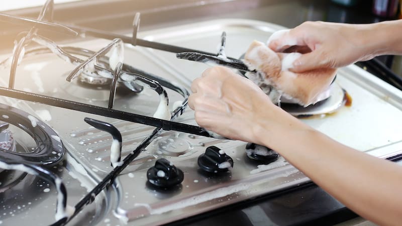 Ni vinagre ni bicarbonato: el truco clave para eliminar toda la grasa de las hornallas para siempre. (Fuente: Shutterstock).