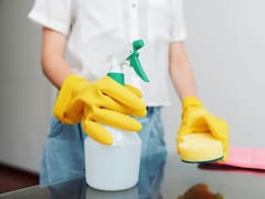La mezcla de vinagre blanco destilado, agua con gas y aceite de árbol de té que fue analizada en un estudio para la limpieza doméstica