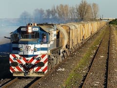 Caputo extendió la concesión del tren que la industria mira para conectar Buenos Aires con Vaca Muerta: la empresa clave que maneja la línea