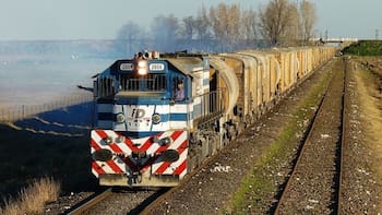 Caputo extendió la concesión del tren que la industria mira para conectar Buenos Aires con Vaca Muerta: la empresa clave que maneja la línea