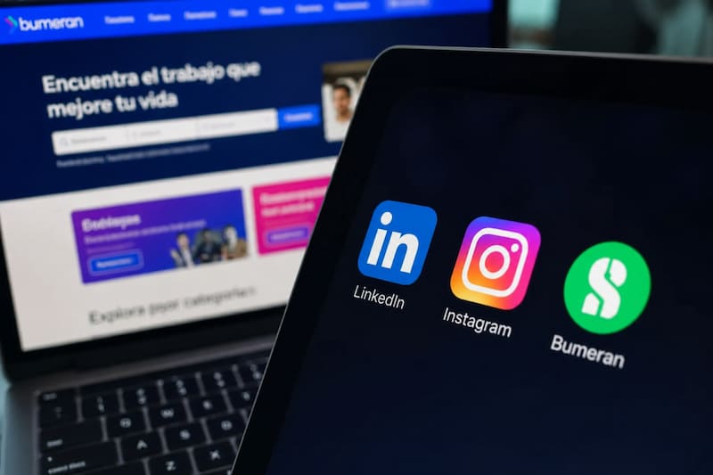 LinkedIn encabeza las preferencias de los candidatos, ya que el 55% de las personas consultadas lo utiliza para buscar nuevas oportunidades. (Fuente: imagen ilustrativa creada con IA)