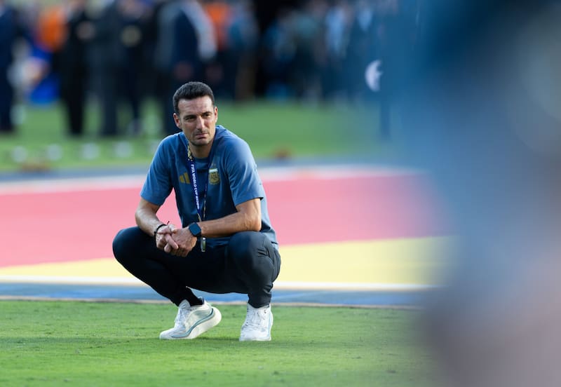 El DT de la selección argentina Lionel Scaloni construyó un equipo a partir de un liderazgo basado en la cercanía y la empatía con los jugadores