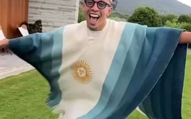 Lisandro Martínez subió un video a sus redes sociales con uno de estos ponchos en 2023 (Fuente: Redes Sociales).