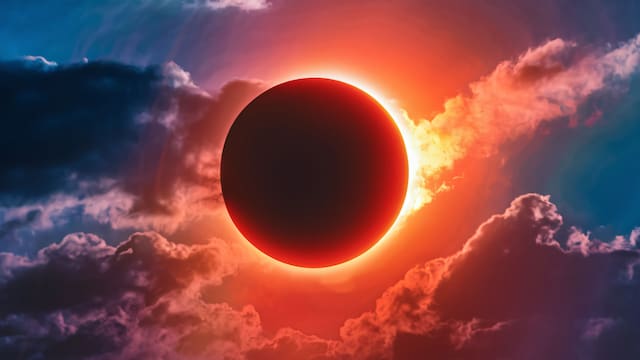 Llega el eclipse solar más largo del siglo: el extraño fenómeno astronómico que aparecerá bajo los árboles