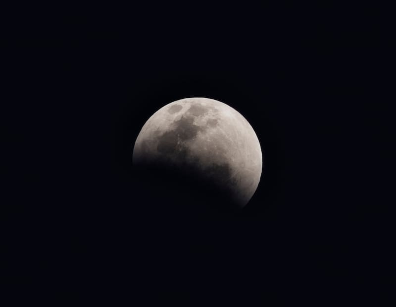 Un estudio basado en muestras de la misión Chang’e-6 propone que la gravedad terrestre habría influido en las diferencias entre las dos caras de la Luna
