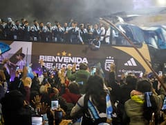 El conmovedor gesto de los jugadores de la Selección con los hinchas que fueron a recibirlos a Ezeiza