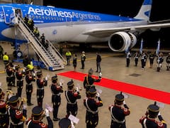 La Selección fue recibida por los Granaderos y los jugadores saludaron a los hinchas desde un micro descapotable