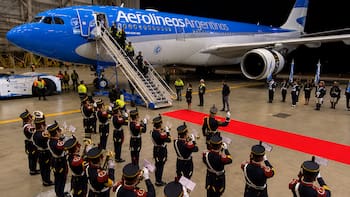 La Selección fue recibida en Ezeiza por los Granaderos y los jugadores saludaron a los hinchas desde un micro descapotable