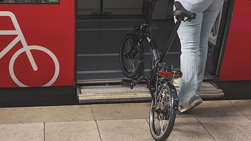 Llegan las bicicletas plegables a los trenes nacionales: cuánto cuesta la suscripción mensual y quiénes pueden usarlo