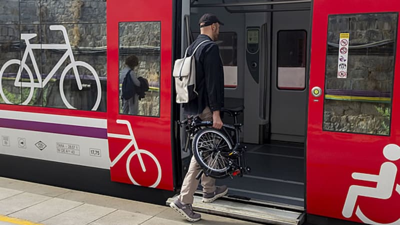 Llegan las bicicletas plegables a los trenes nacionales: cuánto cuesta la suscripción mensual y quiénes pueden usarlo
