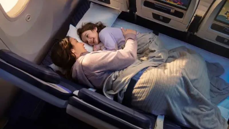 Llegan las camas a los vuelos en clase económica: una aerolínea ofrecerá este servicio desde ahora. Foto: United Airlines