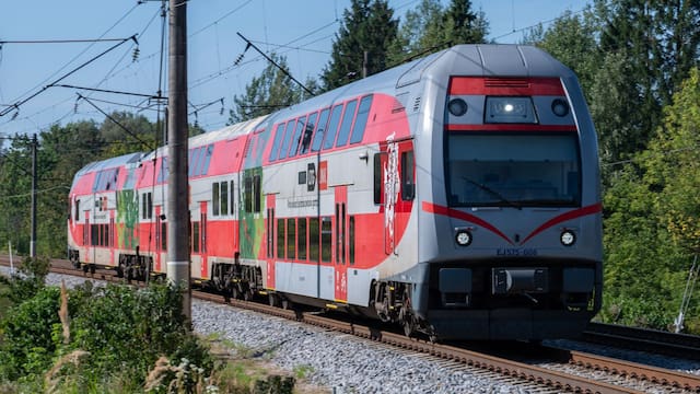 Llegan los trenes con dos pisos: el Gobierno anunció que renovará la línea más usada con vagones producidos en el país