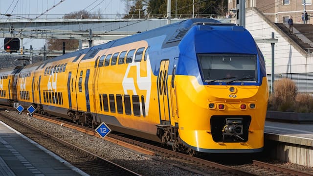 Llegan los trenes de dos pisos: el Gobierno confirmó que renovará la línea más usada con modelos producidos en el país