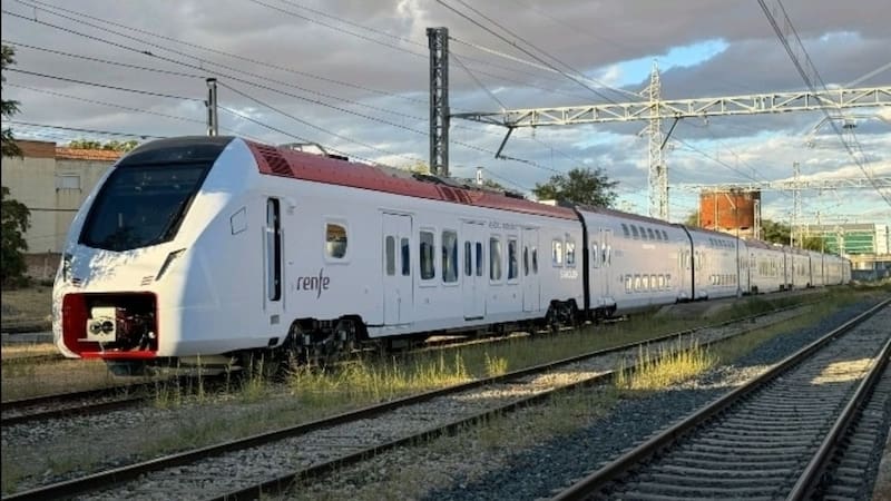 Llegan los trenes de dos pisos: el Gobierno confirmó que renovará la línea más usada con modelos producidos en el país. Foto: @JavierRoblesZurdo