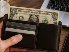 Llevar un billete de dólar junto a las tarjetas bancarias: para qué sirve y por qué muchos lo recomiendan