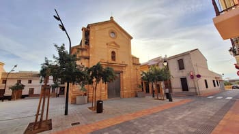 Es el pueblo más pequeño del país: cuenta con apenas seis calles y atrae a los turistas por sus fachadas de viviendas tradicionales