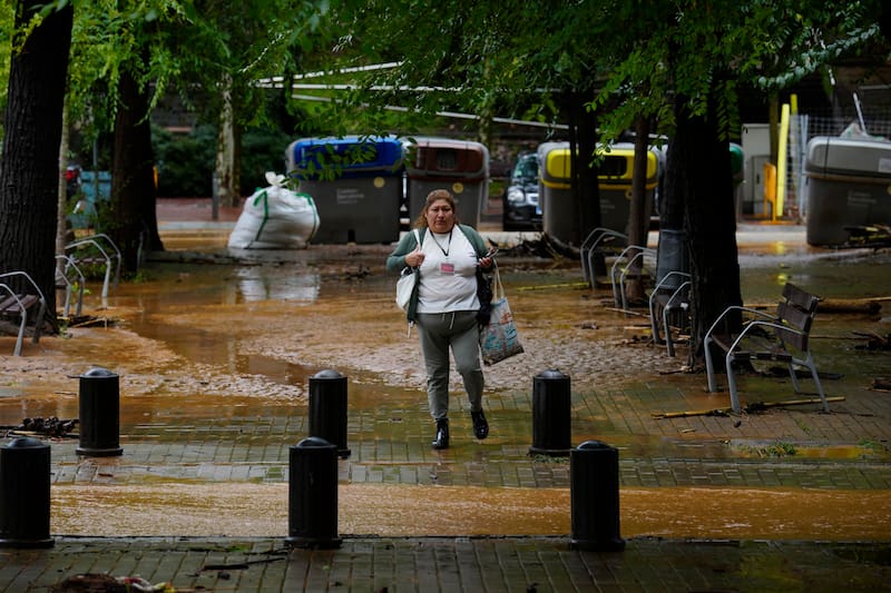 Aspecto de la zona de Canyelles en Barcelona este lunes cuando el temporal persiste con precipitaciones torrenciales.