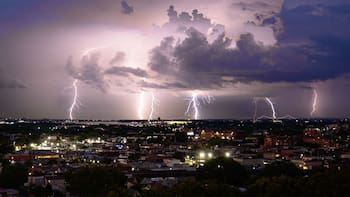 El SMN advierte por lluvias intensas y un frente frío este sábado 17: qué zonas están en alerta