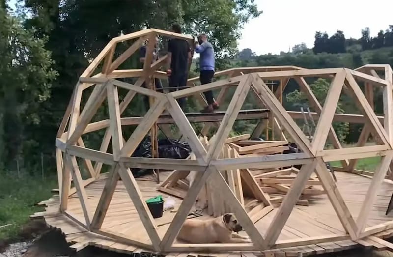 Lo primero fue levantar una cúpula geodésica con madera reciclada.