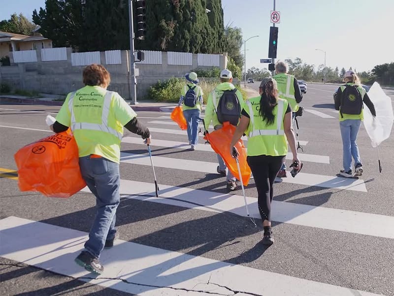 Lo que comenzó como una actividad rutinaria para Jill Mather se convirtió en el inicio de Volunteers Cleaning Communities.