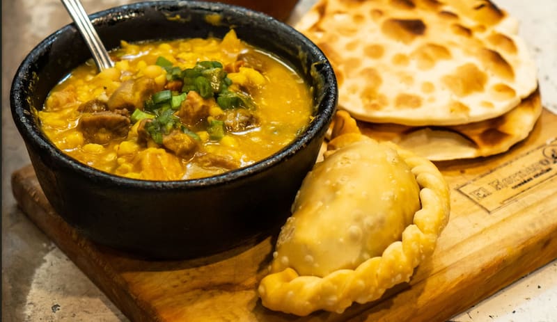 Locro y empanadas de El Hornero.